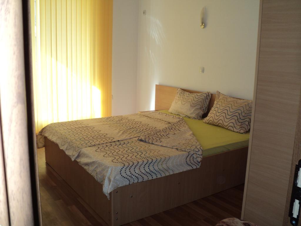 Meni Apartments And Guest Rooms Sozopol Exterior photo