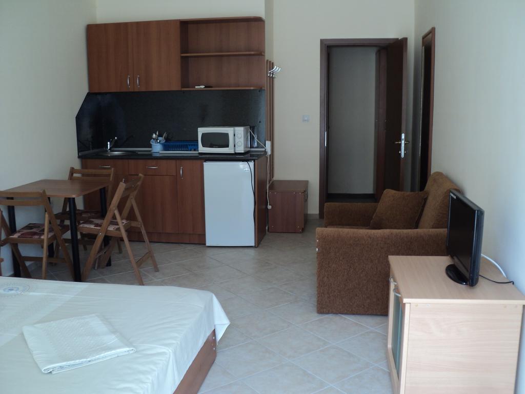 Meni Apartments And Guest Rooms Sozopol Exterior photo