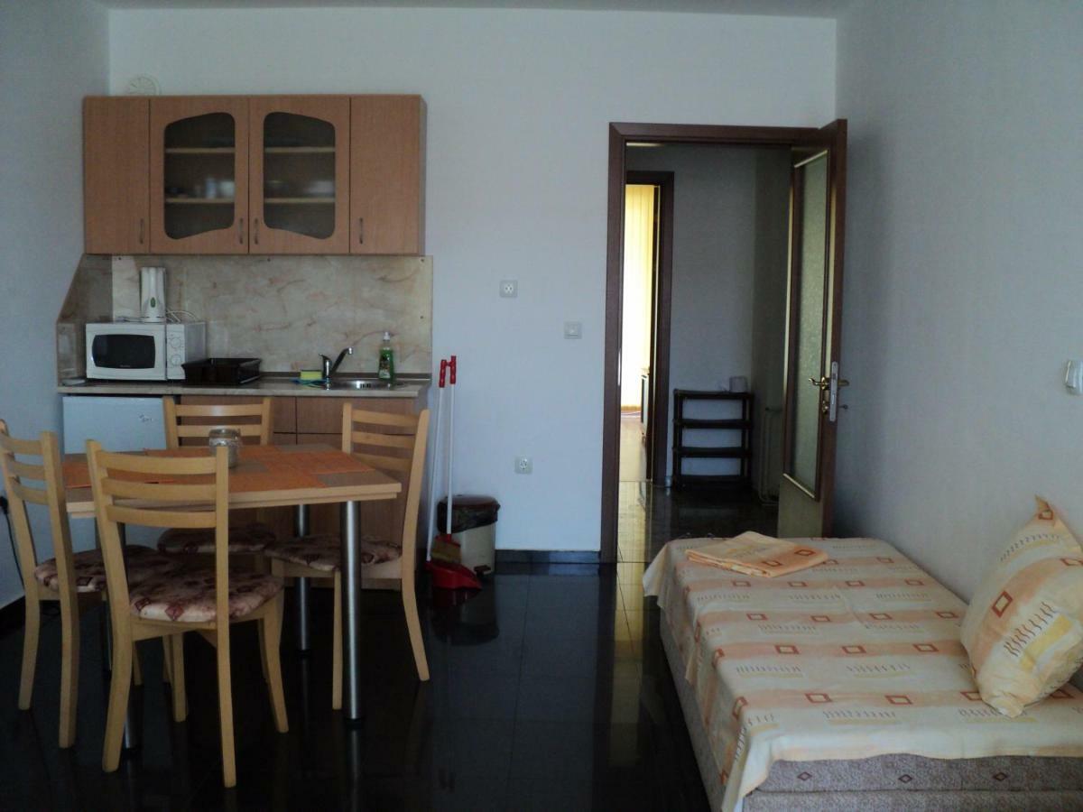Meni Apartments And Guest Rooms Sozopol Exterior photo