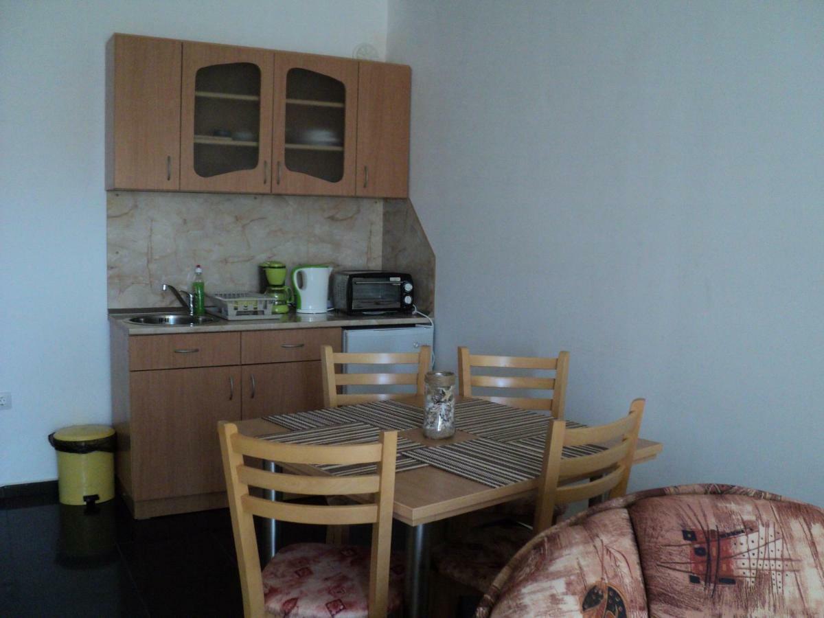 Meni Apartments And Guest Rooms Sozopol Exterior photo