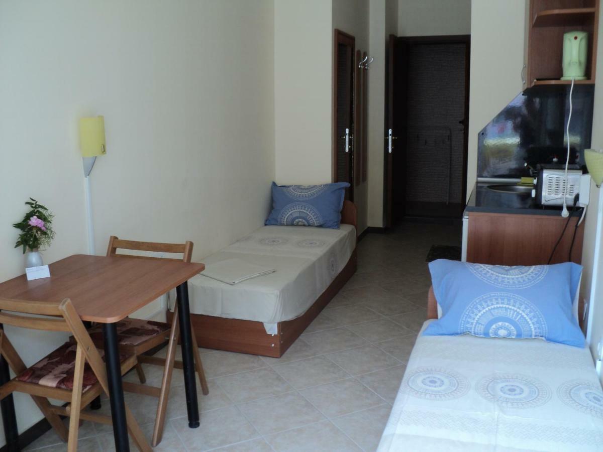 Meni Apartments And Guest Rooms Sozopol Exterior photo
